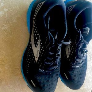 Men’s Brooks Ghost Running Shoes - Black size 8 very good condition barely worn